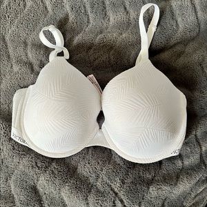 Victoria’s Secret 38DD White Bra